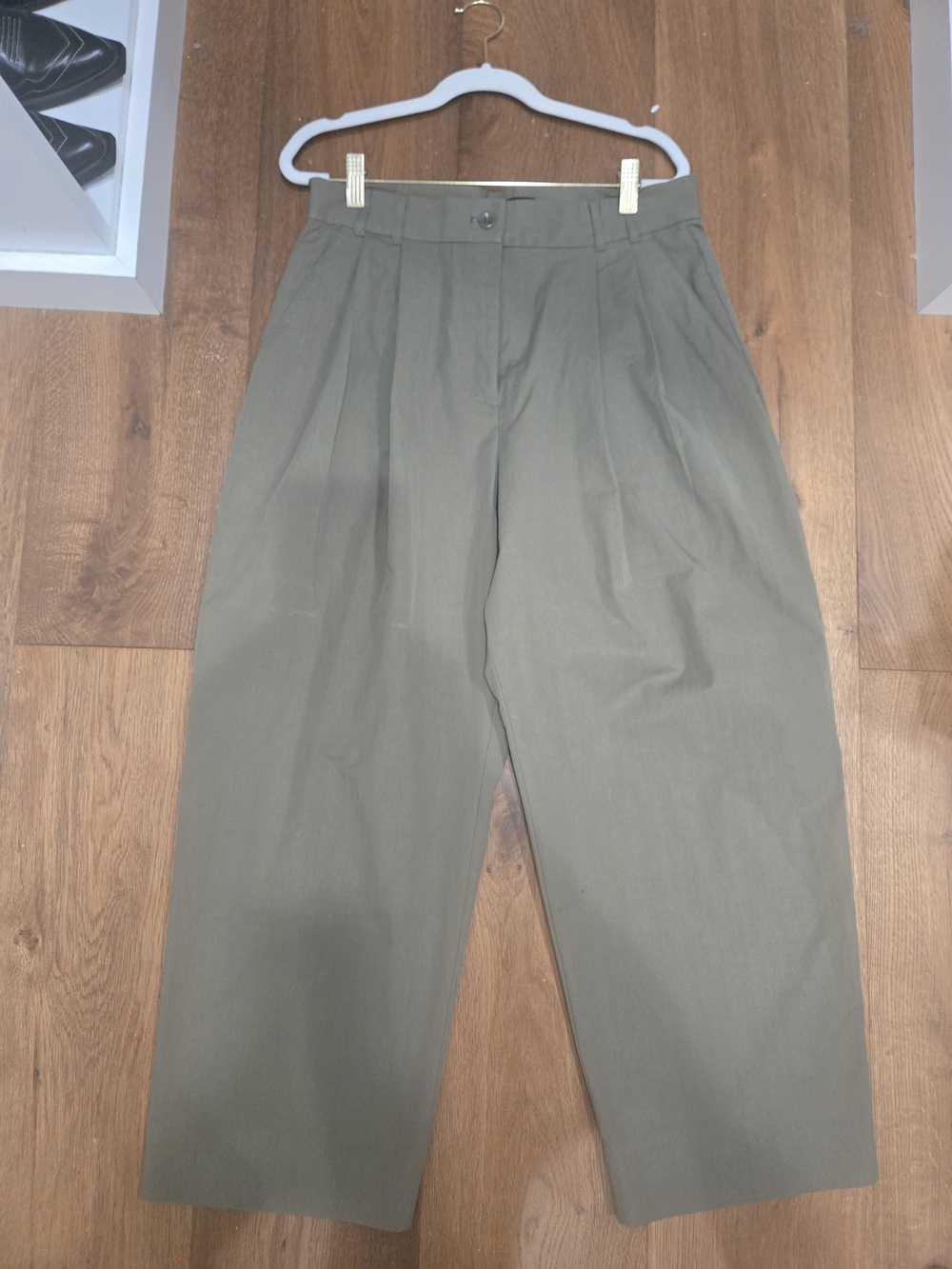 Banana Republic Olive Green Pleated Women's Chinos